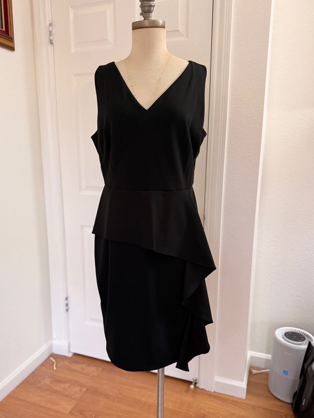 Classic Black Sleeveless V-Neck Shift Dress
